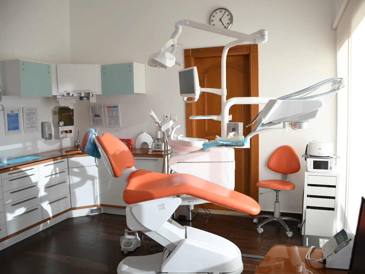 Unit dentar modern într-un cabinet stomatologic luminos